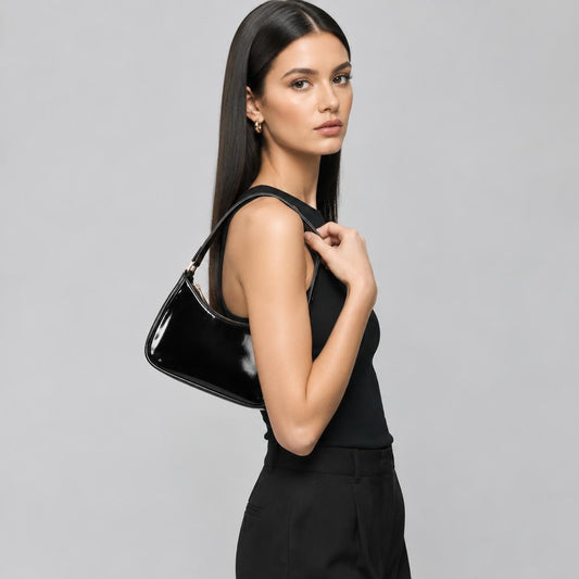 Modelo usando Bolso de Hombro Monelle Charol
